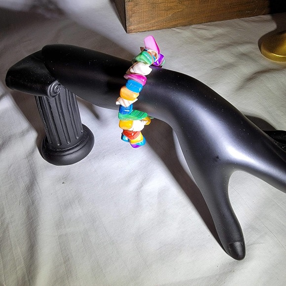 Bright, multi-colored rocks and shells on a stretchy bracelet - Picture 8 of 10